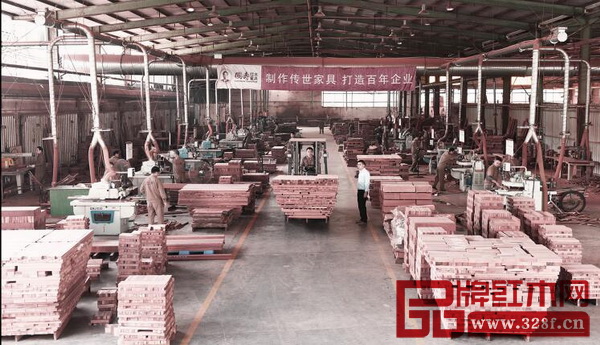 國壽紅木開料車間井井有條地堆放著用大料、老料開好的不同規(guī)格的方材,橫幅上的“制作傳世家具打造百年企業(yè)”不是一句口號,是實打?qū)嵉男袆? 國壽紅木開料車間井井有條地堆放著用大料、老料開好的不同規(guī)格的方材,橫幅上的“制作傳世家具打造百年企業(yè)”不是一句口號,是實打?qū)嵉男袆?