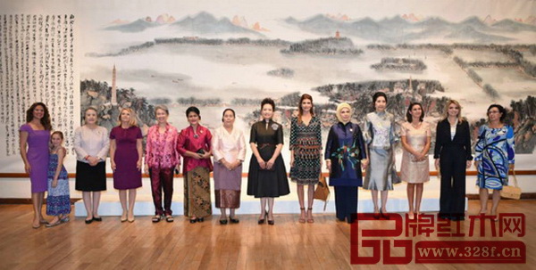 9月5日,國家主席習(xí)近平夫人彭麗媛邀請G20杭州峰會外方代表團(tuán)團(tuán)長夫人參觀中國美術(shù)學(xué)院 9月5日,國家主席習(xí)近平夫人彭麗媛邀請G20杭州峰會外方代表團(tuán)團(tuán)長夫人參觀中國美術(shù)學(xué)院