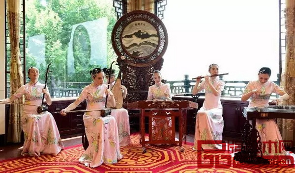 充滿江南韻味的文藝演出場地背后的紅木屏風(fēng)引人注目