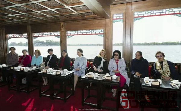 彭麗媛與出席2014年APEC會議的各國元首夫人一起乘畫舫游覽昆明湖。擺在她們面前就是紅木茶幾。