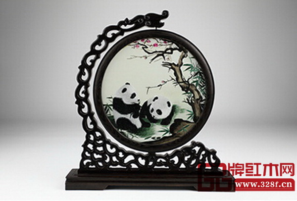2013年3月，彭麗媛向坦桑尼亞“婦女與發(fā)展基金會”贈送護(hù)膚品百雀羚和大熊貓蜀繡