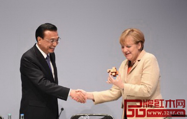 2014年10月，李克強向德國總理默克爾贈送魯班鎖。