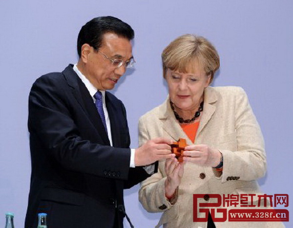 2014年10月，李克強向德國總理默克爾贈送魯班鎖。