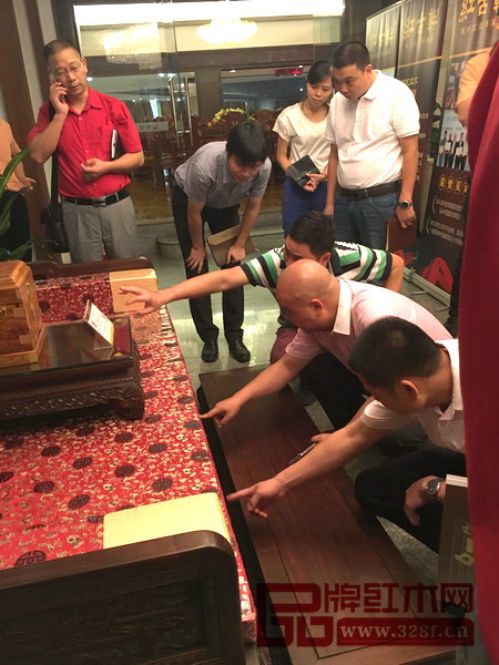 考察團(tuán)一行在工作人員的介紹下參觀了參觀紅古軒紅木文化體驗(yàn)館