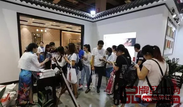 永華紅木攜匠心力作首次亮相上海家博會,一展國粹文化之魅力 永華紅木攜匠心力作首次亮相上海家博會,一展國粹文化之魅力