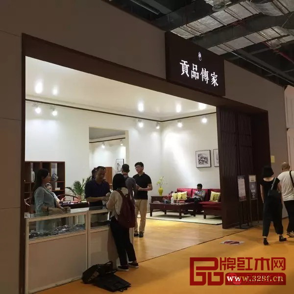 福建貢品軒攜”貢品傳家“全新品牌出征上海家博會,向國際國內觀展者展現(xiàn)新中式產品嶄新的風貌 福建貢品軒攜”貢品傳家“全新品牌出征上海家博會,向國際國內觀展者展現(xiàn)新中式產品嶄新的風貌