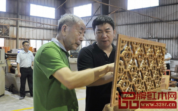討論結束后,曹新民還參觀走訪了國壽紅木的工廠并進行專業指點 討論結束后,曹新民還參觀走訪了國壽紅木的工廠并進行專業指點