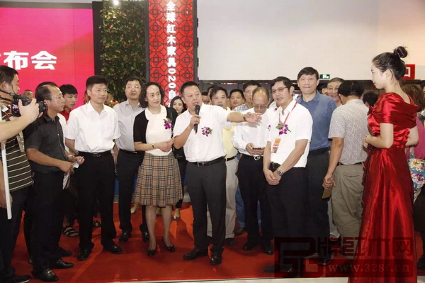 明堂紅木總經理張向榮向參觀嘉賓介紹“首席”