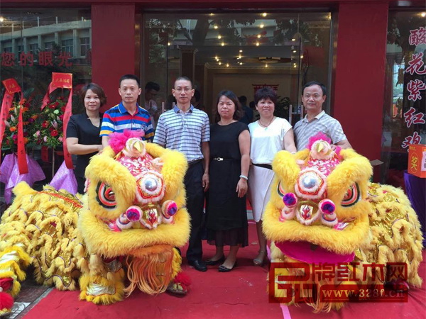 林木軒董事長朱南雄(左三)及妻子張麗青,加盟店負責人何美雅(左一),鄭海鷗(左二),鄭玉玲(右二),黃均和(右一)參加了開業典禮 林木軒董事長朱南雄(左三)及妻子張麗青,加盟店負責人何美雅(左一),鄭海鷗(左二),鄭玉玲(右二),黃均和(右一)參加了開業典禮