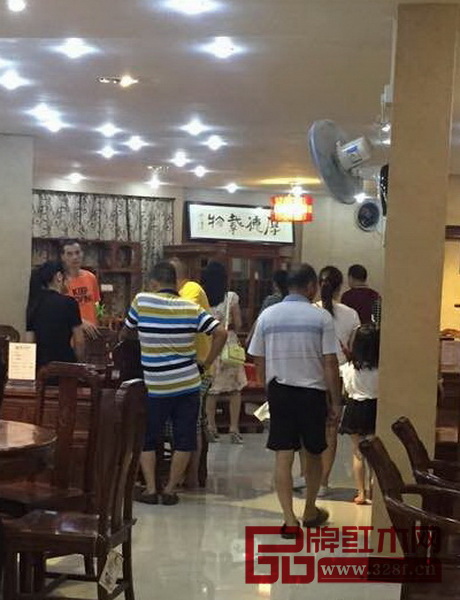 到店顧客流量大,現場人氣很旺 到店顧客流量大,現場人氣很旺