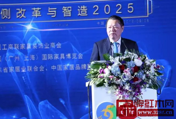 全國工商聯(lián)家具裝飾業(yè)商會會長、月星集團董事局主席丁佐宏首先致辭 全國工商聯(lián)家具裝飾業(yè)商會會長、月星集團董事局主席丁佐宏首先致辭