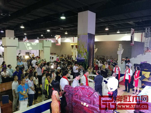 展會(huì)新產(chǎn)品發(fā)布現(xiàn)場(chǎng)吸引眾多經(jīng)銷商駐足觀看 展會(huì)新產(chǎn)品發(fā)布現(xiàn)場(chǎng)吸引眾多經(jīng)銷商駐足觀看