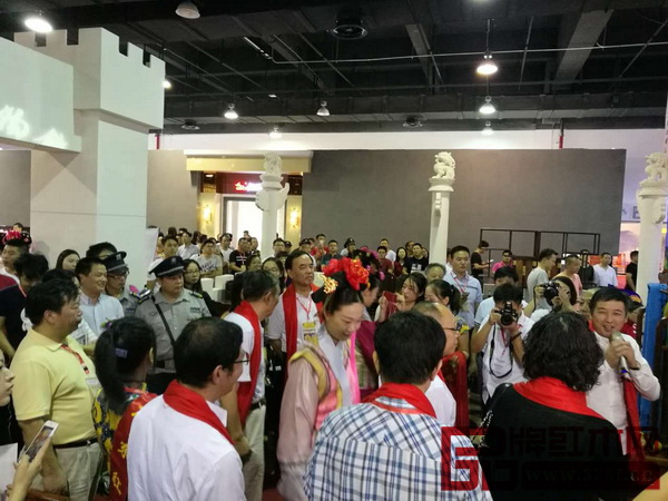各展廳內(nèi)經(jīng)銷商、參觀者絡(luò)繹不絕 各展廳內(nèi)經(jīng)銷商、參觀者絡(luò)繹不絕