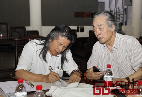 原中國(guó)明式家具研究所所長(zhǎng)、現(xiàn)中國(guó)紅木文化研究院院長(zhǎng)、著名明式家具學(xué)者濮安國(guó)(右),中國(guó)家具協(xié)會(huì)副理事長(zhǎng)、伍氏興隆董事長(zhǎng)伍炳亮(左)在對(duì)參選作品進(jìn)行討論 原中國(guó)明式家具研究所所長(zhǎng)、現(xiàn)中國(guó)紅木文化研究院院長(zhǎng)、著名明式家具學(xué)者濮安國(guó)(右),中國(guó)家具協(xié)會(huì)副理事長(zhǎng)、伍氏興隆董事長(zhǎng)伍炳亮(左)在對(duì)參選作品進(jìn)行討論