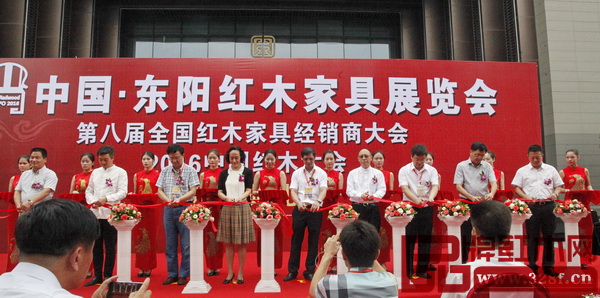 東陽市人民政府副市長(zhǎng)陳軍(中)、中國(guó)家具協(xié)會(huì)副理事長(zhǎng)兼秘書長(zhǎng)張冰冰(左四)、中國(guó)家具協(xié)會(huì)專家委員會(huì)副主任陳寶光(右四)、浙江省家具行業(yè)協(xié)會(huì)會(huì)長(zhǎng)蔣鴻源(左三)、浙江省紅木產(chǎn)業(yè)協(xié)會(huì)會(huì)長(zhǎng)李曉東(右三)、東陽木雕紅木產(chǎn)業(yè)管理辦公室副主任陳君梁(左二)、東陽紅木家具行業(yè)協(xié)會(huì)會(huì)長(zhǎng)李黎明(右二)、浙江中信紅木家具有限公司董事長(zhǎng)李忠信)(左一)、東陽市明堂紅木家俱有限公司總經(jīng)理張向榮(右一)進(jìn)行大會(huì)剪彩儀式 東陽市人民政府副市長(zhǎng)陳軍(中)、中國(guó)家具協(xié)會(huì)副理事長(zhǎng)兼秘書長(zhǎng)張冰冰(左四)、中國(guó)家具協(xié)會(huì)專家委員會(huì)副主任陳寶光(右四)、浙江省家具行業(yè)協(xié)會(huì)會(huì)長(zhǎng)蔣鴻源(左三)、浙江省紅木產(chǎn)業(yè)協(xié)會(huì)會(huì)長(zhǎng)李曉東(右三)、東陽木雕紅木產(chǎn)業(yè)管理辦公室副主任陳君梁(左二)、東陽紅木家具行業(yè)協(xié)會(huì)會(huì)長(zhǎng)李黎明(右二)、浙江中信紅木家具有限公司董事長(zhǎng)李忠信)(左一)、東陽市明堂紅木家俱有限公司總經(jīng)理張向榮(右一)進(jìn)行大會(huì)剪彩儀式