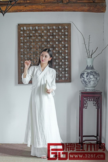 經(jīng)過改良的中式服飾就像現(xiàn)在流行的新中式紅木家具,更秀氣,傳承古典元素的同時更注重于實用性,最重要的是更受市場歡迎。 經(jīng)過改良的中式服飾就像現(xiàn)在流行的新中式紅木家具,更秀氣,傳承古典元素的同時更注重于實用性,最重要的是更受市場歡迎。