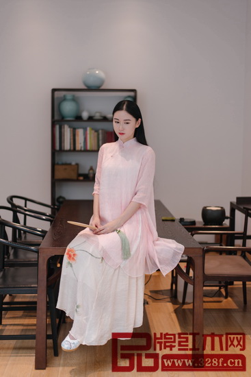 中式服飾追求單純中的豐富,追求時尚的同時又不失中式風(fēng)骨 中式服飾追求單純中的豐富,追求時尚的同時又不失中式風(fēng)骨