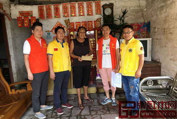 鴻運堂總經理蕭耀能(右二)與廣東獅子會香江分隊慰問孤寡老人,給老人們帶去了問候和關心 鴻運堂總經理蕭耀能(右二)與廣東獅子會香江分隊慰問孤寡老人,給老人們帶去了問候和關心