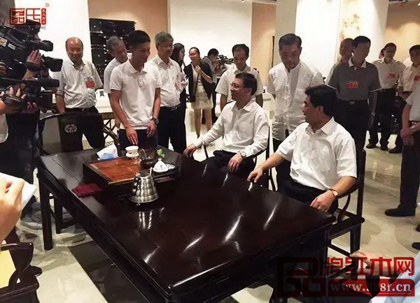 區氏臻品總經理區錦澤(前排左一)親自接待調研團 區氏臻品總經理區錦澤(前排左一)親自接待調研團