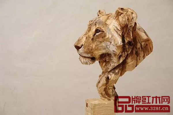 德國藝術家用鏈鋸創作出栩栩如生的動物雕塑