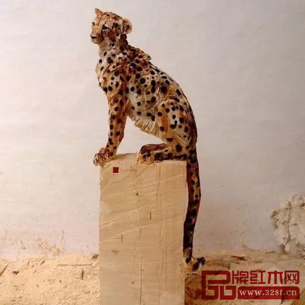 德國藝術家用鏈鋸創作出栩栩如生的動物雕塑