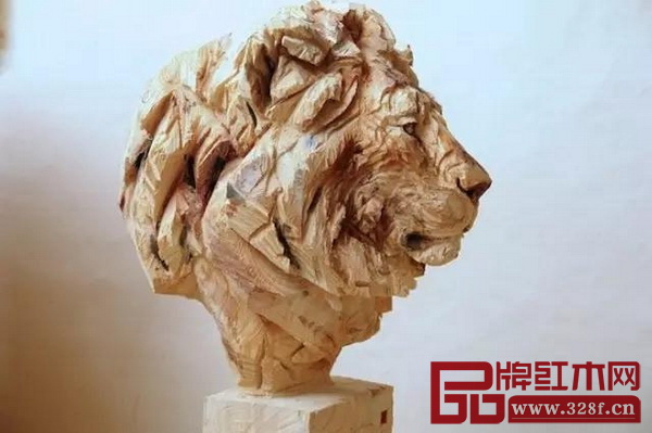 德國藝術家用鏈鋸創作出栩栩如生的動物雕塑