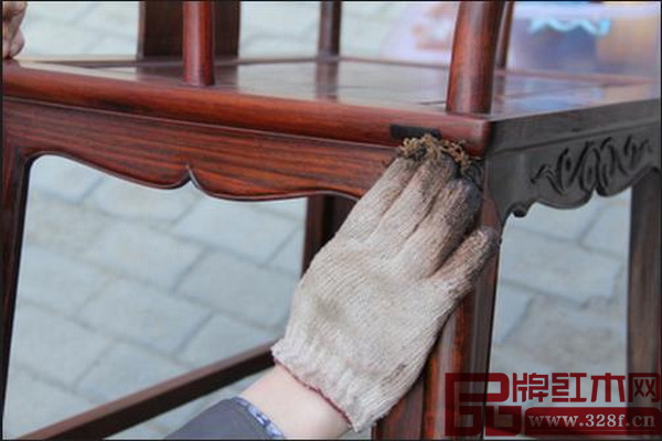紅木家具要慎用濕布、毛巾和雞毛撣子 紅木家具要慎用濕布、毛巾和雞毛撣子