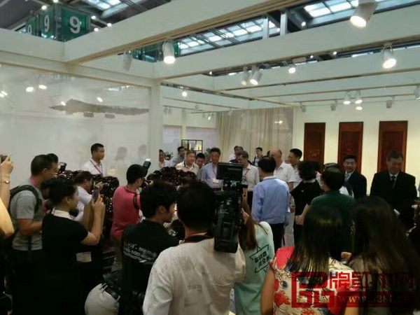 深圳紅木展開幕式當天,眾領導嘉賓蒞臨泰和園展館內參觀交流,十分熱鬧 深圳紅木展開幕式當天,眾領導嘉賓蒞臨泰和園展館內參觀交流,十分熱鬧