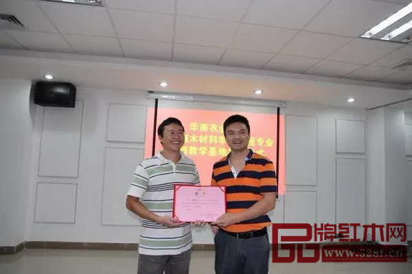 涂登云副教授(左)向李建堂主任(右)頒發實踐教學基地指導老師聘書 涂登云副教授(左)向李建堂主任(右)頒發實踐教學基地指導老師聘書