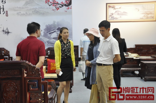 環宇一品紅木展館內呈列的展品吸引了眾多參會者的眼球 環宇一品紅木展館內呈列的展品吸引了眾多參會者的眼球