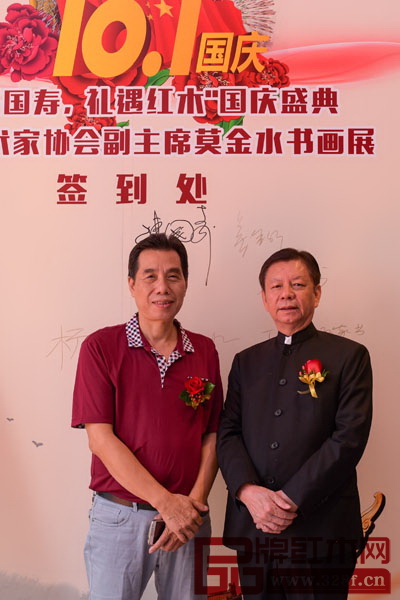 東莞市美術家協(xié)會副主席莫金水(左)與中國傳統(tǒng)工藝大師、國壽紅木董事長陳國壽合影 東莞市美術家協(xié)會副主席莫金水(左)與中國傳統(tǒng)工藝大師、國壽紅木董事長陳國壽合影