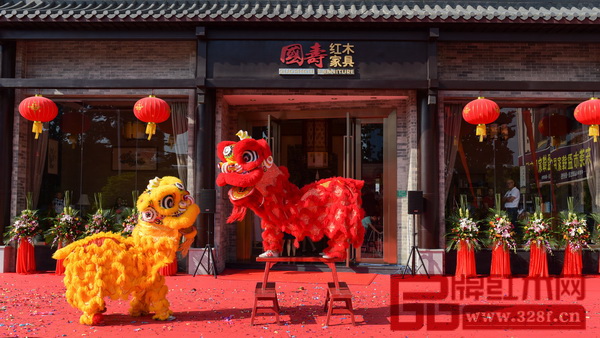 精彩的醒獅表演將現(xiàn)場氣氛推向高潮 精彩的醒獅表演將現(xiàn)場氣氛推向高潮