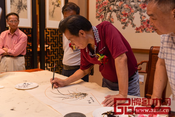 本次活動邀請到東莞市美術家協(xié)會副主席莫金水現(xiàn)場潑墨書畫 本次活動邀請到東莞市美術家協(xié)會副主席莫金水現(xiàn)場潑墨書畫