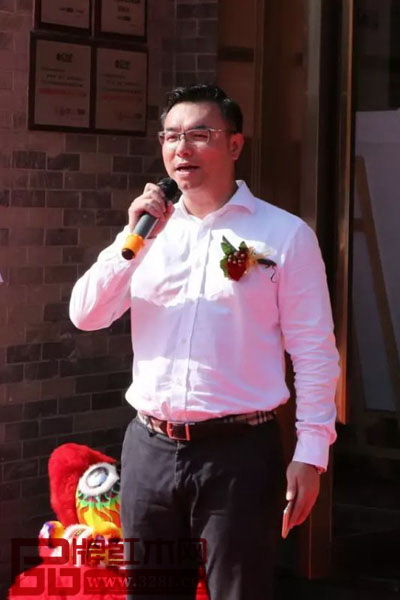 國壽紅木副董事長陳淦凡代表本次活動的主辦方致辭 國壽紅木副董事長陳淦凡代表本次活動的主辦方致辭