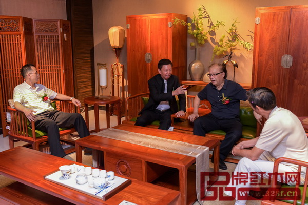 中國傳統(tǒng)工藝大師、國壽紅木董事長陳國壽(左二)與現(xiàn)場受邀嘉賓交流傳統(tǒng)文化和紅木家具結合所帶來的雅致文化生活 中國傳統(tǒng)工藝大師、國壽紅木董事長陳國壽(左二)與現(xiàn)場受邀嘉賓交流傳統(tǒng)文化和紅木家具結合所帶來的雅致文化生活