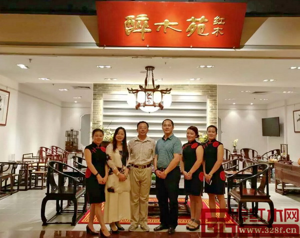 華南農業大學教授、博士生導師李凱夫（左三）與醉木苑總經理鄭庭華（右三）在醉木苑位于廣州市花城大道馬會家居一樓1719號的展廳前留影