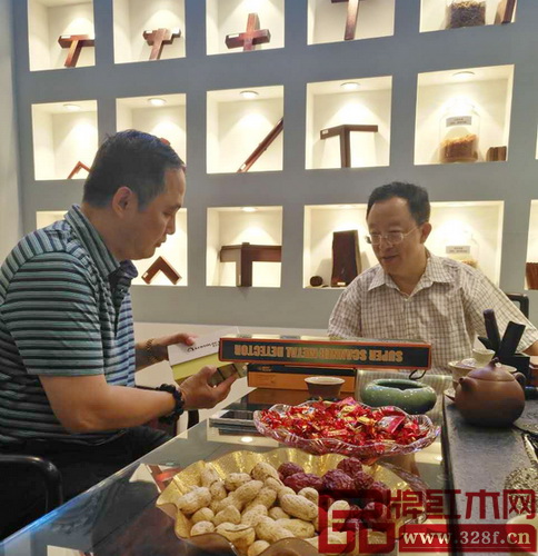 李凱夫教授(右)就企業如何差異化發展與醉木苑總經理鄭庭華(左)深入交流,并為醉木苑的品牌化發展獻策 李凱夫教授(右)就企業如何差異化發展與醉木苑總經理鄭庭華(左)深入交流,并為醉木苑的品牌化發展獻策