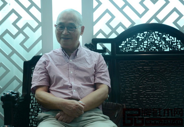 全聯藝術紅木家具專委會專家顧問、中南林業科技大學博士生導師、中國高等教育家具設計專業創始人胡景初認為泰和園的藝術紅木家具屬于創新型紅木家具 全聯藝術紅木家具專委會專家顧問、中南林業科技大學博士生導師、中國高等教育家具設計專業創始人胡景初認為泰和園的藝術紅木家具屬于創新型紅木家具