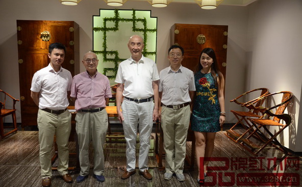眾名家與邵湘文董事長(中)合影 眾名家與邵湘文董事長(中)合影