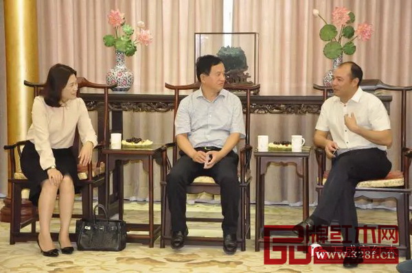 深圳市紅木文化藝術協會秘書長唐明君(左)、香港富華國際集團董事長趙勇(中)、萬盛宇紅木董事長蔣楨全親切交流 深圳市紅木文化藝術協會秘書長唐明君(左)、香港富華國際集團董事長趙勇(中)、萬盛宇紅木董事長蔣楨全親切交流