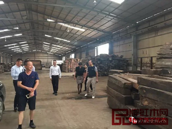 萬盛宇紅木董事長蔣楨全,副董事長陸正大等公司領導與深圳市紅木文化藝術協會秘書長唐明君陪同富華國際集團董事長趙勇一行參觀萬盛宇木材貿易基地 萬盛宇紅木董事長蔣楨全,副董事長陸正大等公司領導與深圳市紅木文化藝術協會秘書長唐明君陪同富華國際集團董事長趙勇一行參觀萬盛宇木材貿易基地