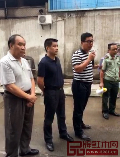 大涌鎮黨委副書記、鎮長候選人賀修虎（左二）、大涌鎮黨委委員閆春偉（左三）、中山市紅木家具行業協會會長蕭照興（左一）等政府部門負責人和行業組織負責人出席大涌鎮消防現場會議