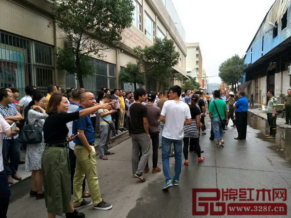 大涌鎮黨委政府聯合社會各界召開消防現場會議