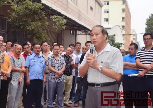 中山市紅木家具行業協會會長蕭照興就預防火災隱患問題發言