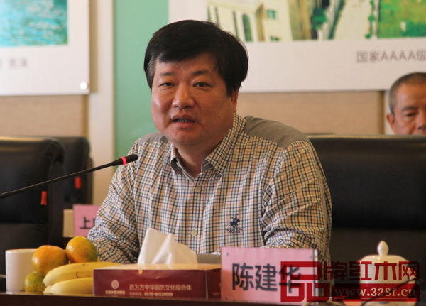 浙江省記協(xié)新聞攝影工委副主任、東陽(yáng)日?qǐng)?bào)總編趙志強(qiáng)介紹攝影大賽賽事規(guī)則 浙江省記協(xié)新聞攝影工委副主任、東陽(yáng)日?qǐng)?bào)總編趙志強(qiáng)介紹攝影大賽賽事規(guī)則