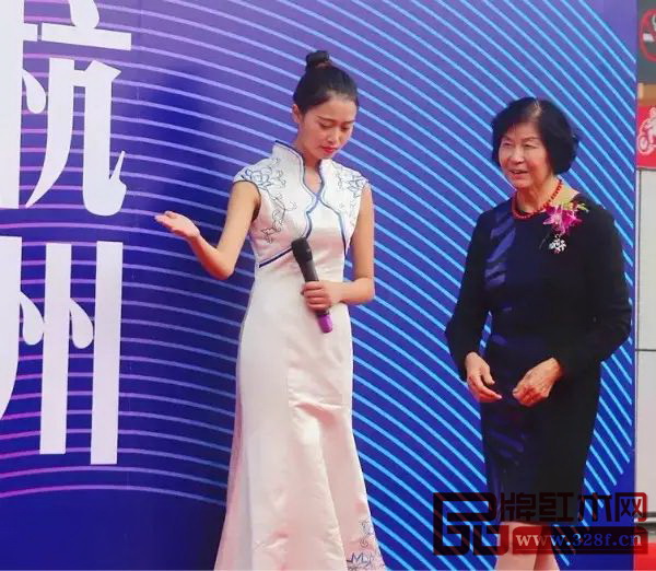 紅博城入駐大師、貴山窯創(chuàng)始人、中國工藝美術大師嵇錫貴應邀出席了開幕式 紅博城入駐大師、貴山窯創(chuàng)始人、中國工藝美術大師嵇錫貴應邀出席了開幕式