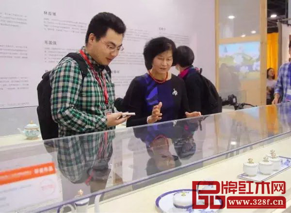 嵇錫貴大師接受媒體采訪,為大家講述2016G20國宴瓷的設計理念和設計過程 嵇錫貴大師接受媒體采訪,為大家講述2016G20國宴瓷的設計理念和設計過程