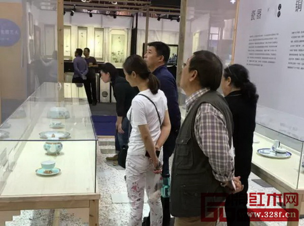 2016G20國宴瓷展區(qū)人來人往,好評聲不斷 2016G20國宴瓷展區(qū)人來人往,好評聲不斷