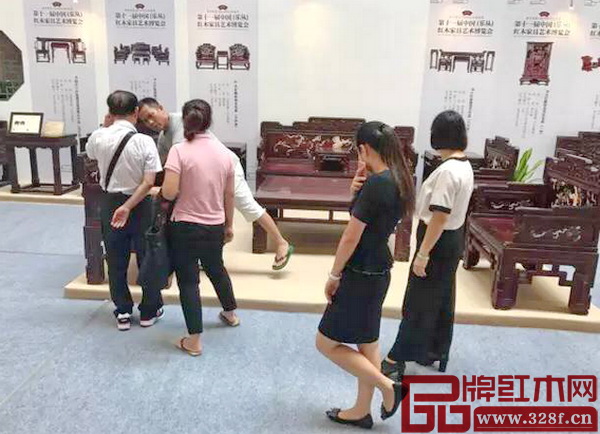 波記家具選送的《小葉紫檀·鑲玉石提子寶座沙發(fā)》造型精美、獨具特色,前來鑒賞的游客絡(luò)繹不絕 波記家具選送的《小葉紫檀·鑲玉石提子寶座沙發(fā)》造型精美、獨具特色,前來鑒賞的游客絡(luò)繹不絕