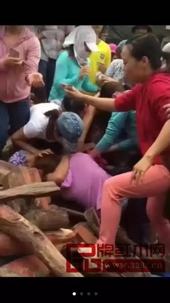 越南婦女為了搶木頭上演全武行